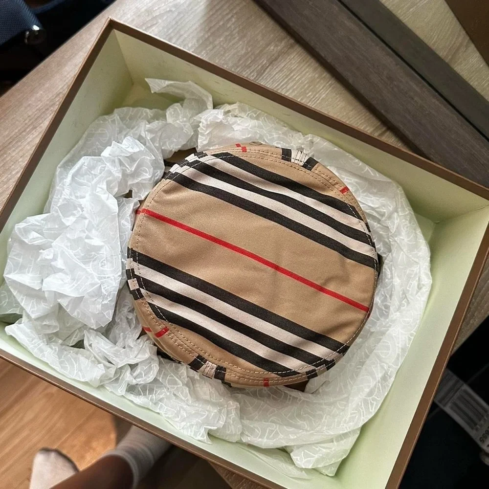 BURBERRY Reversible Icon Stripe Cotton Bucket Hat! - Picture 4 of 6
